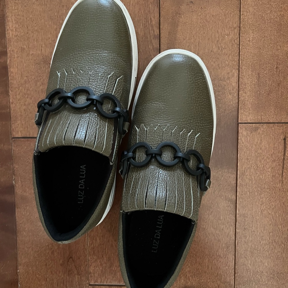 Luz Dalua Olive Green Loafers with Black Chain